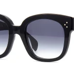 Gli occhiali da sole Celine CL4002UN sono un'ottima scelta per chi cerca un paio di occhiali dalla forma geometrica e dallo stile chic e disinvolto. Il marchio Celine Eyewear è noto per la sua attenzione al dettaglio e all'artigianalità, e questi occhiali non fanno eccezione. La montatura nera in acetato è resistente e leggera al tempo stesso, mentre le lenti grigie sfumate offrono una protezione efficace dai raggi UV. La forma geometrica dona un tocco di originalità e modernità al design, rendendoli perfetti per chi cerca un look elegante e unico. L'iconico logo Celine è presente sul frontale e sulle aste, conferendo agli occhiali un tocco di classe e di raffinatezza. Grazie alla loro versatilità, questi occhiali da sole possono essere indossati in qualsiasi occasione, sia per completare un outfit casual che per dare un tocco di stile a un look più formale. La combinazione di materiali di alta qualità e di design innovativo fa sì che questi occhiali siano un investimento duraturo e di valore. Grazie alla loro forma geometrica, sono perfetti per chi vuole distinguersi dalla massa e sperimentare uno stile personale e originale. In conclusione, gli occhiali da sole Celine CL4002UN sono un'ottima scelta per chi cerca un paio di occhiali eleganti e originali, senza rinunciare alla qualità e all'artigianalità. Con la loro montatura nera e le lenti grigie sfumate, sono perfetti per qualsiasi occasione e possono essere indossati da chiunque voglia distinguersi con stile e raffinatezza. Scopri tutta la Collezione Celine sul nostro shop online !  SPECIFICHE TECNICHE Acetato Nero Lucido, Lenti Grigio Sfumato Larghezza Ponte: 22mm Lunghezza Asta: 145mm Fitting: International Calibro: 54mm   Handmade in Italy Spese di spedizione: GRATIS